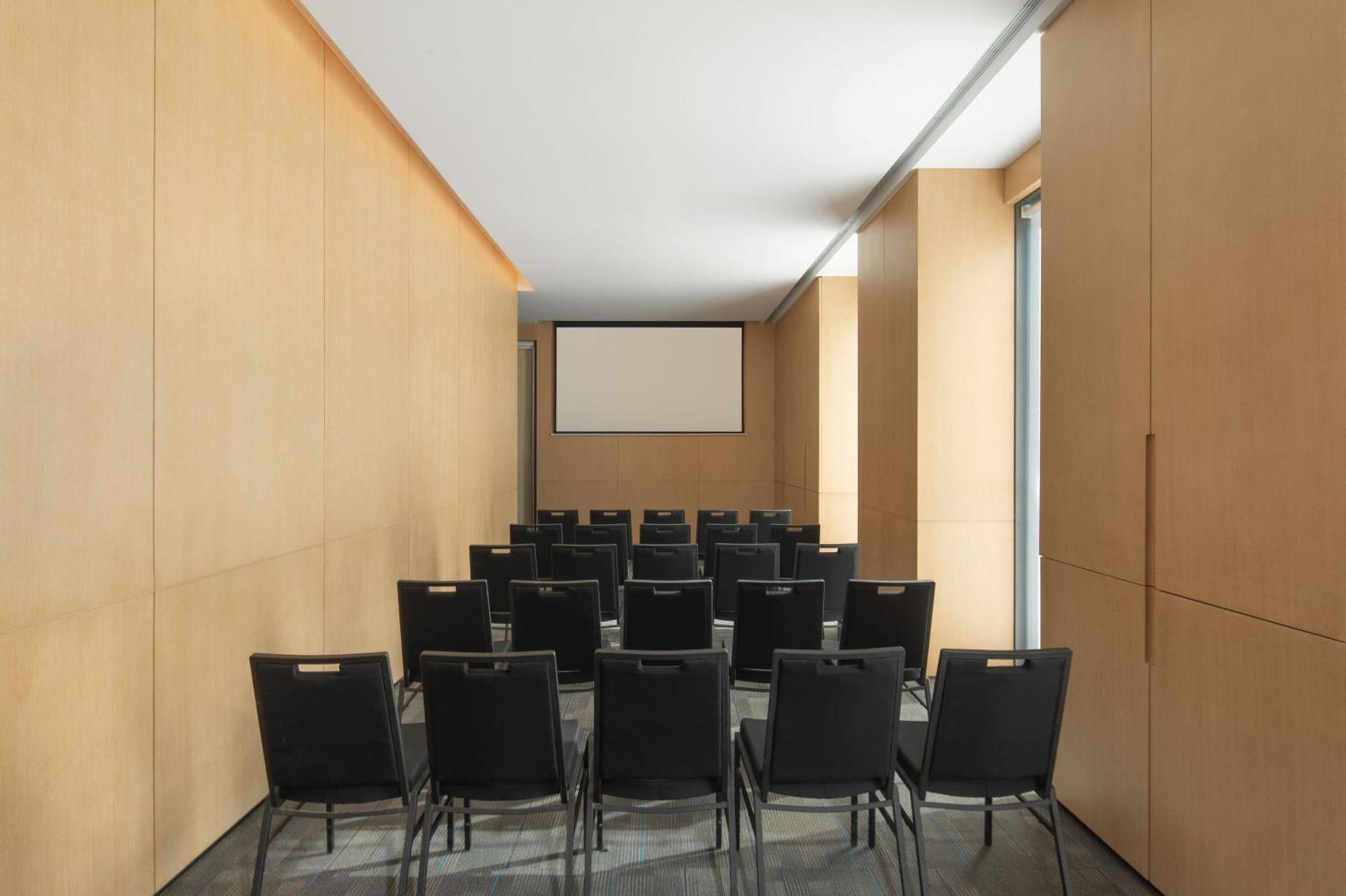 Fairfield By Marriott Lingang Special Area Hotel 4*